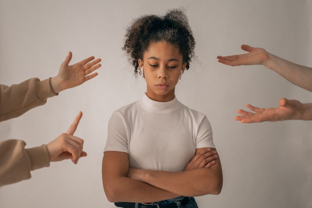 5 habits to stay mentally strong - Stay away from negative individuals - THE ANTS